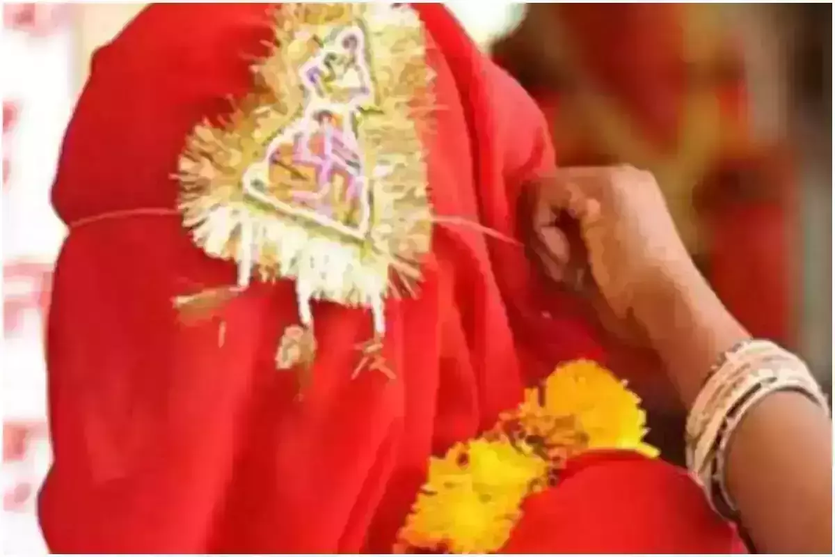 ടെറസില് നിന്ന് ചാടി വധു ഓടിപ്പോയി; ആദ്യരാത്രിയില് പരാതിയുമായി വരന് പൊലീസ് സ്റ്റേഷനില് ടെറസില് നിന്ന് ചാടി വധു ഓടിപ്പോയി; ആദ്യരാത്രിയില് പരാതിയുമായി വരന് പൊലീസ് സ്റ്റേഷനില്