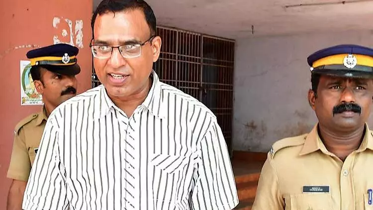 ഇരയായ പെൺകുട്ടിയെ വിവാഹം കഴിക്കാന്‍ അനുവദിക്കണം: ഫാ. റോബിൻ വടക്കുംചേരി സുപ്രീംകോടതിയിൽ