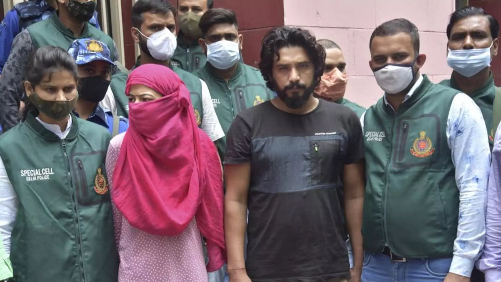 12 സംസ്ഥാനങ്ങളില് വലവിരിച്ചു; ഒടുവില് കാലാ ജഠേഡിയും റിവോള്വര് റാണിയും പിടിയില് 12 സംസ്ഥാനങ്ങളില് വലവിരിച്ചു; ഒടുവില് കാലാ ജഠേഡിയും റിവോള്വര് റാണിയും പിടിയില്