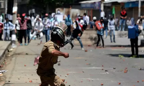 കശ്മീരിൽ പൊലീസിനെതിരെ കല്ലെറിഞ്ഞാല്‍ സർക്കാർ ജോലിയും പാസ്‌പോർട്ടും ലഭിക്കില്ല