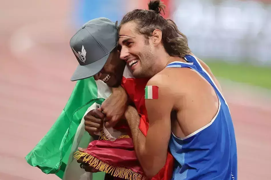 സ്വര്‍ണമെഡല്‍ പങ്കുവെക്കാമോയെന്ന് ഖത്തര്‍ താരം, പറ്റുമെന്ന് ഒഫിഷ്യല്‍, ആലിംഗനം ചെയ്ത് സന്തോഷ കണ്ണീരോടെ ഇറ്റലി താരം: ഒളിമ്പിക്സില്‍ വികാരനിര്‍ഭര രംഗങ്ങള്‍