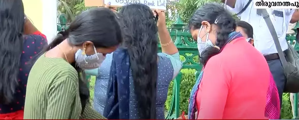 ട്രിബ്യൂണൽ ഉത്തരവിനെതിരെ പിഎസ്സി ഹൈക്കോടതിയിൽ; മുടിമുറിച്ച് ഉദ്യോഗാർത്ഥികളുടെ പ്രതിഷേധം ട്രിബ്യൂണൽ ഉത്തരവിനെതിരെ പിഎസ്സി ഹൈക്കോടതിയിൽ; മുടിമുറിച്ച് ഉദ്യോഗാർത്ഥികളുടെ പ്രതിഷേധം
