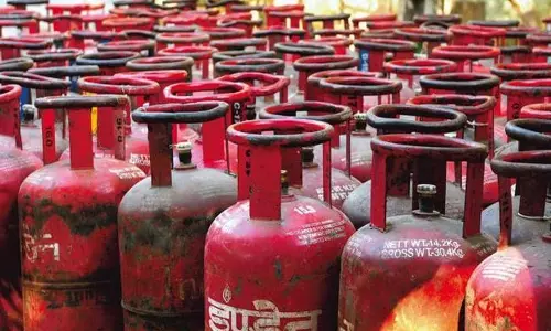 വാണിജ്യ സിലിണ്ടർ വില വീണ്ടും കൂട്ടി