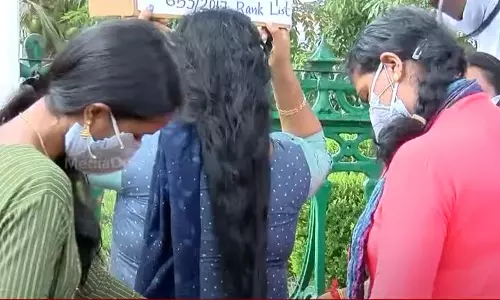 ട്രിബ്യൂണൽ ഉത്തരവിനെതിരെ പിഎസ്സി ഹൈക്കോടതിയിൽ; മുടിമുറിച്ച് ഉദ്യോഗാർത്ഥികളുടെ പ്രതിഷേധം ട്രിബ്യൂണൽ ഉത്തരവിനെതിരെ പിഎസ്സി ഹൈക്കോടതിയിൽ; മുടിമുറിച്ച് ഉദ്യോഗാർത്ഥികളുടെ പ്രതിഷേധം