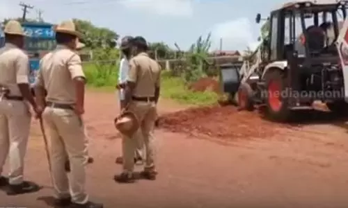 കേരളത്തില് നിന്നുള്ള വാഹനങ്ങള് തടഞ്ഞ് കര്ണാടക; അതിർത്തിയിൽ കിടങ്ങ് കുഴിക്കാന് ശ്രമം കേരളത്തില് നിന്നുള്ള വാഹനങ്ങള് തടഞ്ഞ് കര്ണാടക; അതിർത്തിയിൽ കിടങ്ങ് കുഴിക്കാന് ശ്രമം