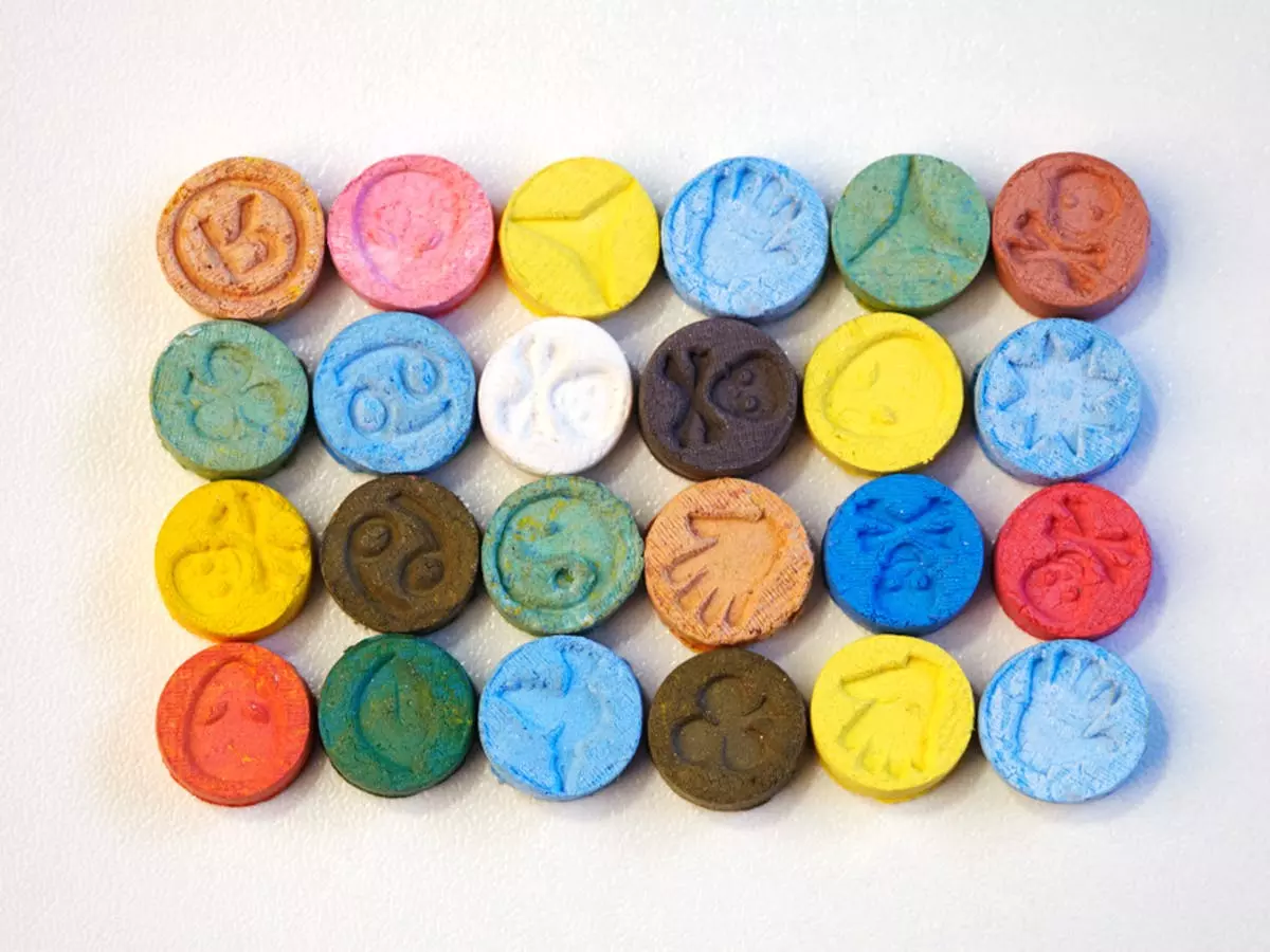 തിരുവനന്തപുരത്ത് വൻ മയക്കുമരുന്ന് വേട്ട: ലക്ഷങ്ങൾ വില വരുന്ന എം.ഡി.എം.എയുമായി നാല് പേര് പിടിയില് തിരുവനന്തപുരത്ത് വൻ മയക്കുമരുന്ന് വേട്ട: ലക്ഷങ്ങൾ വില വരുന്ന എം.ഡി.എം.എയുമായി നാല് പേര് പിടിയില്