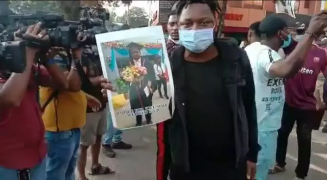 ബംഗളൂരുവില് പൊലീസ് കസ്റ്റഡിയില് കോംഗോ സ്വദേശി മരിച്ചു: ബ്ലാക്ക് ലൈവ്സ് മാറ്റര് മുദ്രാവാക്യവുമായി ആഫ്രിക്കന് വംശജര് ബംഗളൂരുവില് പൊലീസ് കസ്റ്റഡിയില് കോംഗോ സ്വദേശി മരിച്ചു: ബ്ലാക്ക് ലൈവ്സ് മാറ്റര് മുദ്രാവാക്യവുമായി ആഫ്രിക്കന് വംശജര്