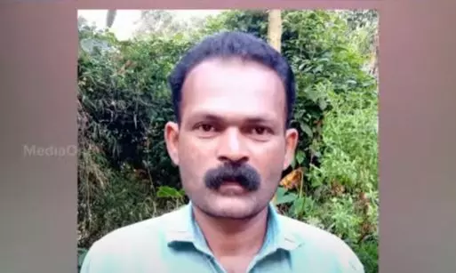 കാസര്കോട് എക്സൈസ് അറസ്റ്റ് ചെയ്ത പ്രതി മരിച്ചു; ഉദ്യോഗസ്ഥരുടെ മര്ദനമേറ്റാണ് മരണമെന്ന് ബന്ധുക്കള് കാസര്കോട് എക്സൈസ് അറസ്റ്റ് ചെയ്ത പ്രതി മരിച്ചു; ഉദ്യോഗസ്ഥരുടെ മര്ദനമേറ്റാണ് മരണമെന്ന് ബന്ധുക്കള്