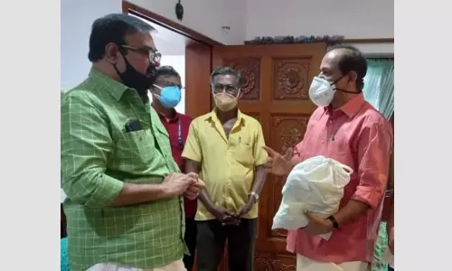 നടന്‍ മണിയന്‍പിള്ള രാജുവിന്റെ വീട്ടിലെത്തി ഭക്ഷ്യമന്ത്രി ഓണക്കിറ്റ് നല്‍കിയത് വിവാദത്തില്‍