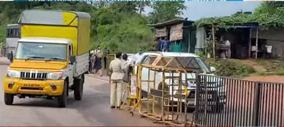 യാത്രാ നിയന്ത്രണം കടുപ്പിച്ച് കര്‍ണാടക; ബാരിക്കേഡ് തീർത്ത് റോഡുകള്‍ അടച്ചു