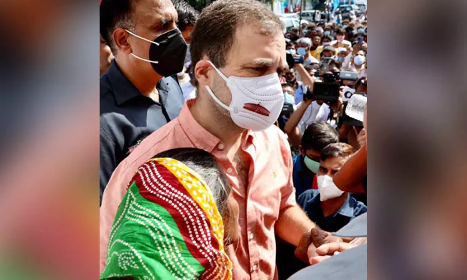 പീഡനത്തിനിരയായി കൊല്ലപ്പെട്ട പെണ്കുട്ടിയുടെ കുടുംബത്തിനൊപ്പമുള്ള ചിത്രം രാഹുല് ഗാന്ധി പങ്കുവെച്ചു; ട്വിറ്ററിന് നോട്ടീസ് പീഡനത്തിനിരയായി കൊല്ലപ്പെട്ട പെണ്കുട്ടിയുടെ കുടുംബത്തിനൊപ്പമുള്ള ചിത്രം രാഹുല് ഗാന്ധി പങ്കുവെച്ചു; ട്വിറ്ററിന് നോട്ടീസ്