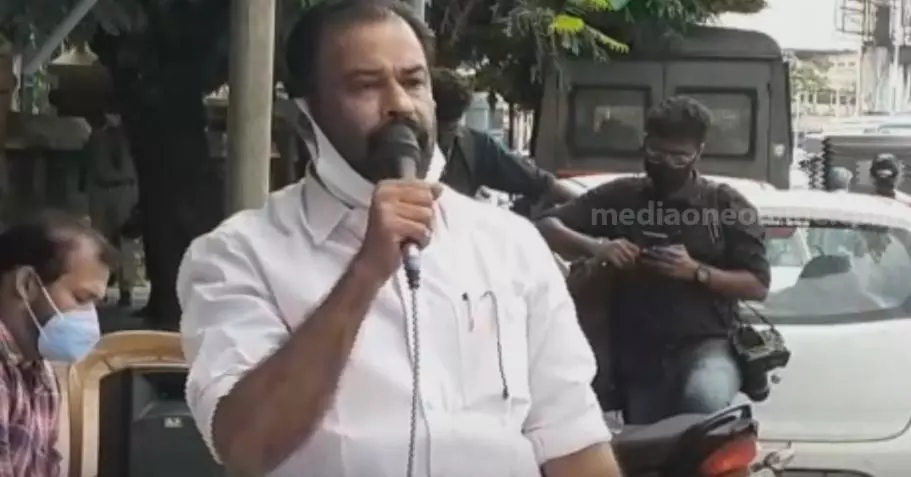 എല്‍എല്‍ബി പഠിച്ച ജഡ്ജി  ആടിനെയോ പശുവിനെയോ വളര്‍ത്താതിരുന്നത് എന്താ? കണ്ണൂര്‍ മേയര്‍