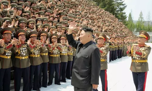 തലയ്ക്ക് പിന്നില്‍ ബാന്‍ഡേജ്; കിം ജോങ് ഉന്നിന് എന്താണ് പറ്റിയത്?