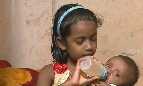 കോവിഡ് അമ്മയെ കൊണ്ടുപോയി; കുഞ്ഞാവയ്ക്ക് അമ്മയായി മൂന്നാംക്ലാസുകാരി