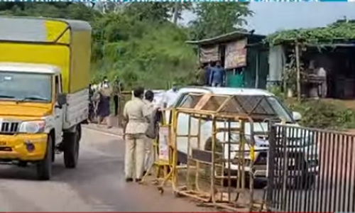 യാത്രാ നിയന്ത്രണം കടുപ്പിച്ച് കര്‍ണാടക; ബാരിക്കേഡ് തീർത്ത് റോഡുകള്‍ അടച്ചു