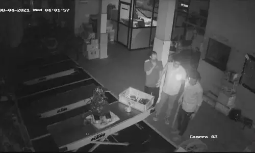 സെക്യൂരിറ്റി ജീവനക്കാരനെ വടിവാൾ കാണിച്ച് ഭീഷണിപ്പെടുത്തി ഷോറൂമിൽ നിന്നും ബൈക്കുകൾ മോഷ്ടിച്ചു സെക്യൂരിറ്റി ജീവനക്കാരനെ വടിവാൾ കാണിച്ച് ഭീഷണിപ്പെടുത്തി ഷോറൂമിൽ നിന്നും ബൈക്കുകൾ മോഷ്ടിച്ചു