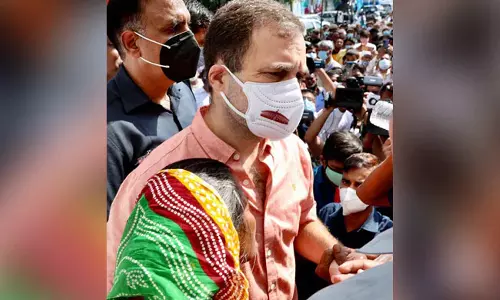 പീഡനത്തിനിരയായി കൊല്ലപ്പെട്ട പെണ്‍കുട്ടിയുടെ കുടുംബത്തിനൊപ്പമുള്ള ചിത്രം രാഹുല്‍ ഗാന്ധി പങ്കുവെച്ചു; ട്വിറ്ററിന് നോട്ടീസ്