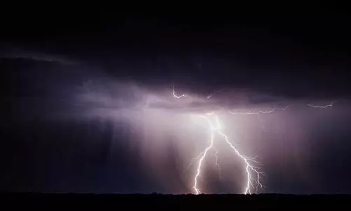 വിവാഹ ചടങ്ങിനായി പോകുന്നതിനിടെ ഇടിമിന്നലേറ്റ് 16 മരണം വിവാഹ ചടങ്ങിനായി പോകുന്നതിനിടെ ഇടിമിന്നലേറ്റ് 16 മരണം