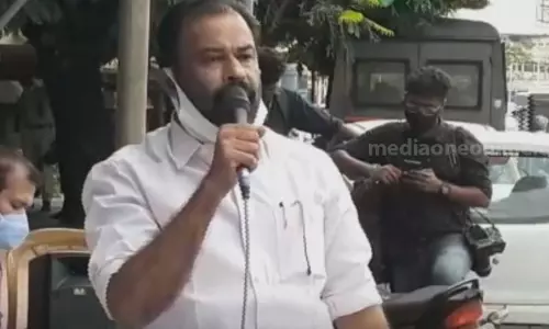 എല്‍എല്‍ബി പഠിച്ച ജഡ്ജി  ആടിനെയോ പശുവിനെയോ വളര്‍ത്താതിരുന്നത് എന്താ? കണ്ണൂര്‍ മേയര്‍