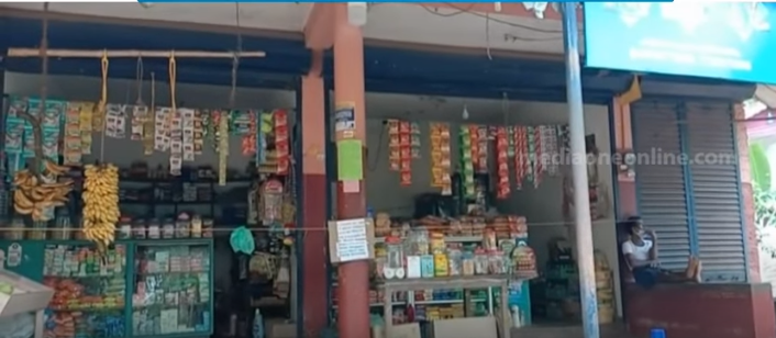 കടക്ക് മുന്നില്‍ 5 പേർ നിന്നതിന് പിഴ ചുമത്തിയ പൊലീസിനെതിരെ വ്യത്യസ്ത പ്രതിഷേധവുമായി വ്യാപാരി