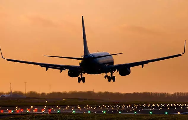 യാത്രാവിലക്കില് ഇളവ്; യു.എ.ഇയിലേക്ക് പ്രവാസികള് മടങ്ങിയെത്തുന്നു യാത്രാവിലക്കില് ഇളവ്; യു.എ.ഇയിലേക്ക് പ്രവാസികള് മടങ്ങിയെത്തുന്നു