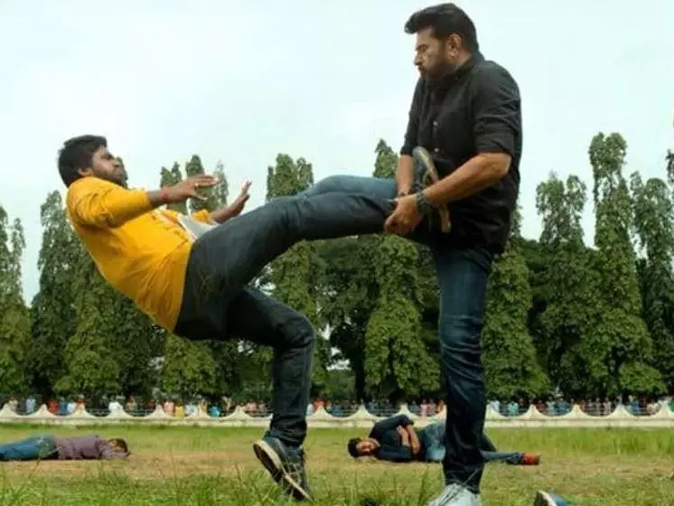 ലിഗമെന്റ് പൊട്ടിയ കാലും വെച്ചാണ് 21 വർഷം മമ്മൂക്ക നമ്മളെ രസിപ്പിച്ചത്, ആക്ഷേപിക്കും മുന്പ് അറിയാന് ശ്രമിക്കൂ ലിഗമെന്റ് പൊട്ടിയ കാലും വെച്ചാണ് 21 വർഷം മമ്മൂക്ക നമ്മളെ രസിപ്പിച്ചത്, ആക്ഷേപിക്കും മുന്പ് അറിയാന് ശ്രമിക്കൂ