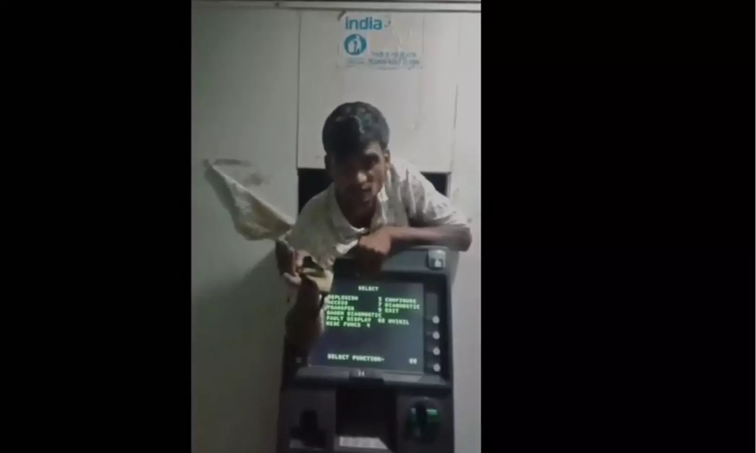 മോഷണ ശ്രമത്തിനിടെ എ.ടി.എമ്മിനും ചുമരിനും ഇടയില്‍ കുടുങ്ങി യുവാവ്