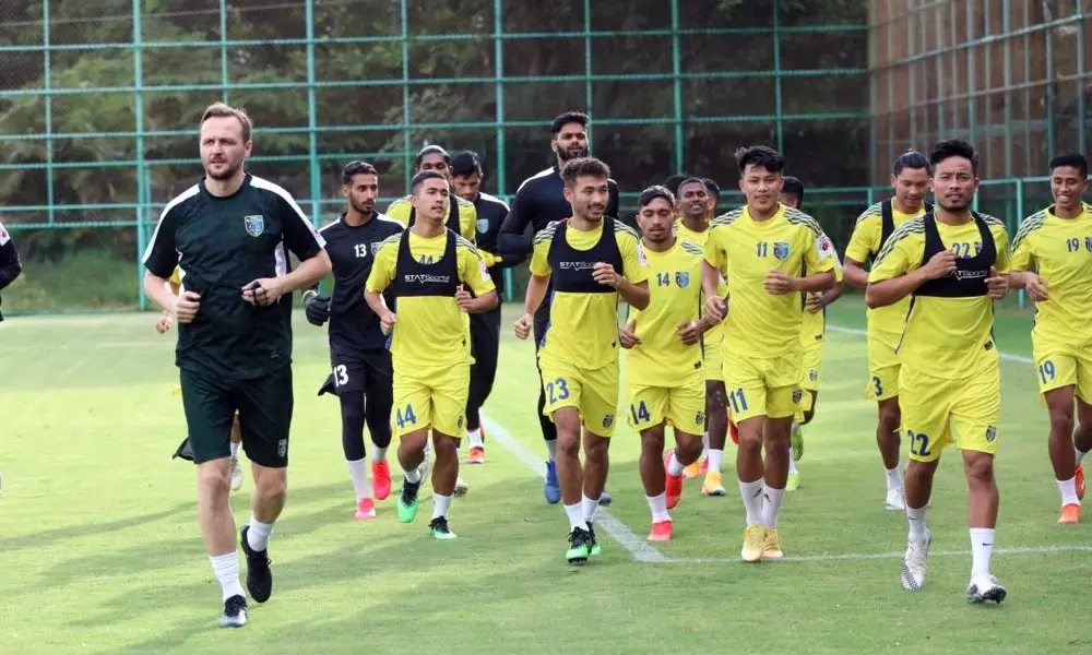 മുന്നിൽ ആശാൻ; പരിശീലനത്തിനിറങ്ങി ബ്ലാസ്റ്റേഴ്സ്- വീഡിയോ മുന്നിൽ ആശാൻ; പരിശീലനത്തിനിറങ്ങി ബ്ലാസ്റ്റേഴ്സ്- വീഡിയോ