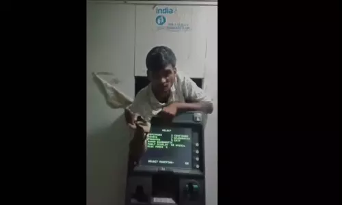 മോഷണ ശ്രമത്തിനിടെ എ.ടി.എമ്മിനും ചുമരിനും ഇടയില്‍ കുടുങ്ങി യുവാവ്