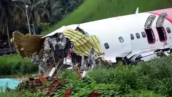 കരിപ്പൂർ വിമാനാപകടം; കേരളത്തിന്റെ ഹൃദയം തകര്ത്ത ദുരന്തത്തിന് ഒരു വയസ് കരിപ്പൂർ വിമാനാപകടം; കേരളത്തിന്റെ ഹൃദയം തകര്ത്ത ദുരന്തത്തിന് ഒരു വയസ്