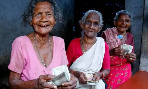 ഓണം വരുന്നു, ജനങ്ങളുടെ കയ്യിൽ പണമെത്തണം: രണ്ട് മാസത്തെ ക്ഷേമപെന്‍ഷന്‍ ഒരുമിച്ച് വിതരണം തുടങ്ങിയെന്ന് മുഖ്യമന്ത്രി