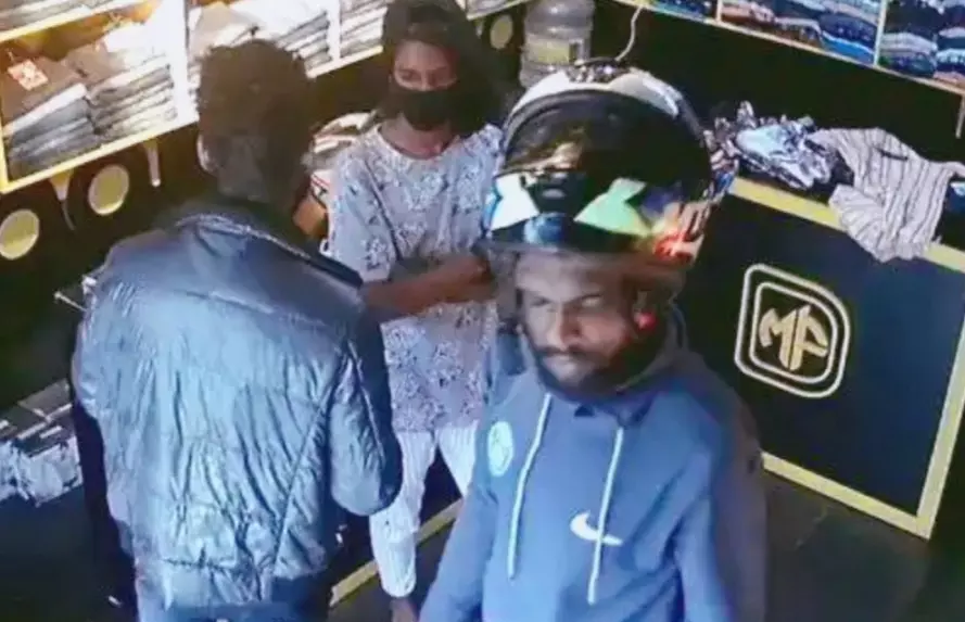 പോത്തൻകോട് തുണിക്കടയിലെ മോഷണം; പ്രതികള് ലഹരിമുക്ത കേന്ദ്രത്തിൽ മരുന്നു വാങ്ങാനെത്തിയവര് പോത്തൻകോട് തുണിക്കടയിലെ മോഷണം; പ്രതികള് ലഹരിമുക്ത കേന്ദ്രത്തിൽ മരുന്നു വാങ്ങാനെത്തിയവര്