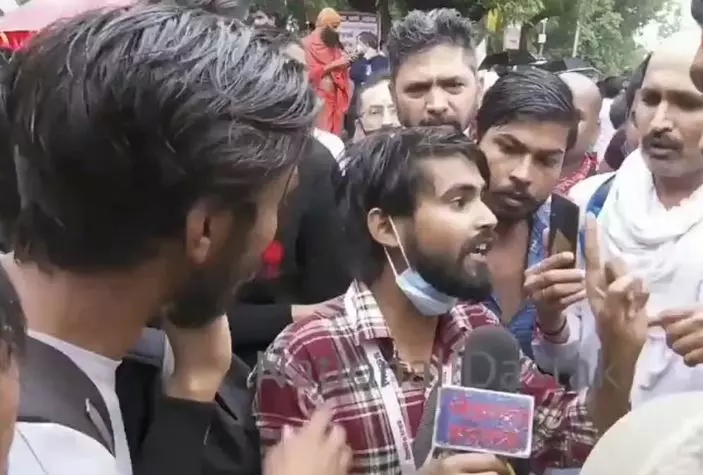 ജിഹാദി ചാനലില് നിന്നാണോ? ജയ് ശ്രീറാം വിളിക്കണം: മാധ്യമപ്രവര്ത്തകന് ഭീഷണി ജിഹാദി ചാനലില് നിന്നാണോ? ജയ് ശ്രീറാം വിളിക്കണം: മാധ്യമപ്രവര്ത്തകന് ഭീഷണി