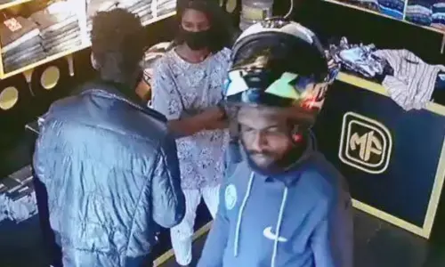 പോത്തൻകോട് തുണിക്കടയിലെ മോഷണം; പ്രതികള്‍  ലഹരിമുക്ത കേന്ദ്രത്തിൽ മരുന്നു വാങ്ങാനെത്തിയവര്‍