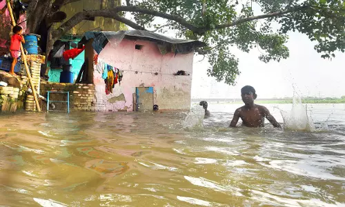 ഗംഗ, യമുന നിറഞ്ഞൊഴുകുന്നു; പ്രളയക്കെടുതിയില്‍ ഉത്തര്‍പ്രദേശ്