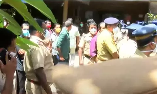 ശ്രീറാമിന്റെയും വഫാ ഫിറോസിന്‍റെയും ചിത്രം പകർത്തുന്നതിനിടെ മാധ്യമപ്രവർത്തകർക്ക് മർദനം