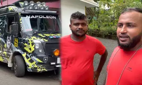 ഇ ബുള്‍ജെറ്റ് വ്ലോഗര്‍മാര്‍ പൊലീസ് കസ്റ്റഡിയില്‍; ആര്‍.ടി.ഒ ഓഫീസില്‍ നാടകീയ രംഗങ്ങള്‍