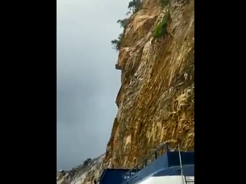 യാത്രക്കാര്‍ നോക്കിനില്‍ക്കെ കൂറ്റന്‍മലയിടിഞ്ഞു റോഡിലേക്ക്; വീഡിയോ