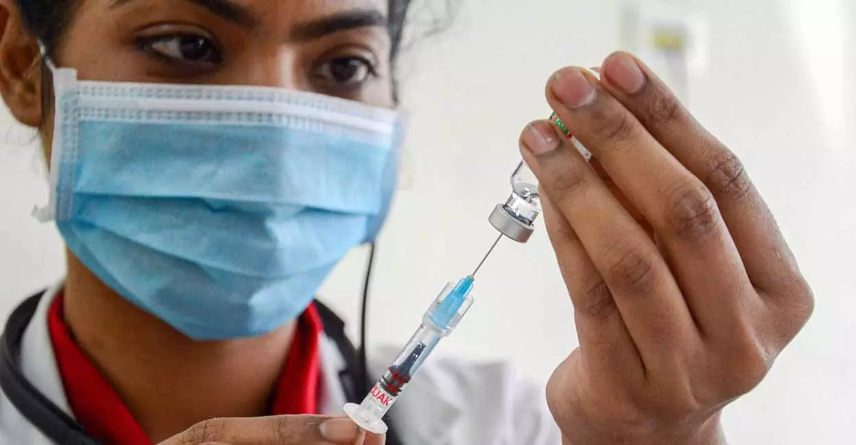 മൂന്ന് ലക്ഷം ഡോസ് വാക്സിന് കൂടി: സംസ്ഥാനത്തെ വാക്സിനേഷന് പ്രതിസന്ധിക്ക് താല്ക്കാലിക പരിഹാരം മൂന്ന് ലക്ഷം ഡോസ് വാക്സിന് കൂടി: സംസ്ഥാനത്തെ വാക്സിനേഷന് പ്രതിസന്ധിക്ക് താല്ക്കാലിക പരിഹാരം