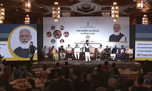 മെഡൽ നേടിയ താരങ്ങളെ അനുമോദിക്കുന്ന ചടങ്ങിൽ മോദിയുടെ കൂറ്റൻ ഫ്‌ളക്‌സ്; പരിഹാസം
