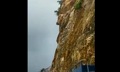 യാത്രക്കാര്‍ നോക്കിനില്‍ക്കെ കൂറ്റന്‍മലയിടിഞ്ഞു റോഡിലേക്ക്; വീഡിയോ