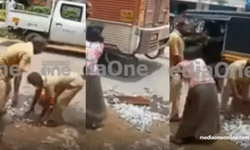 ആറ്റിങ്ങലില്‍ വഴിയോരക്കച്ചവടക്കാരുടെ മത്സ്യം നഗരസഭ ജീവനക്കാര്‍ വലിച്ചെറിഞ്ഞെന്ന് പരാതി