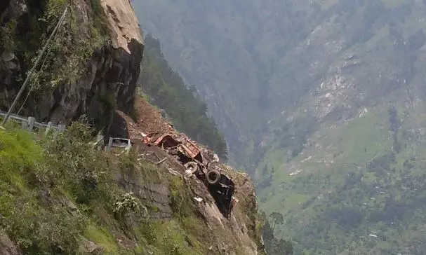 ഹിമാചലില്‍ കനത്ത മണ്ണിടിച്ചില്‍: വാഹനങ്ങളും ആളുകളും മണ്ണിനടിയില്‍