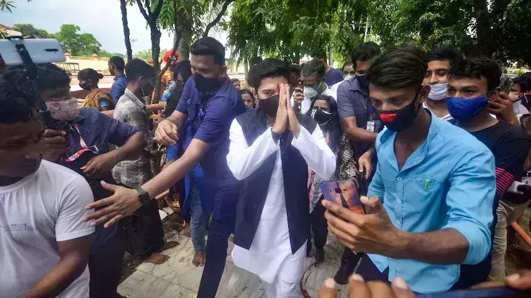 പൊലീസിന്‍റെ ഡ്യൂട്ടി തടസപ്പെടുത്തി; ടി.എം.സി നേതാവ് അഭിഷേക് ബാനര്‍ജിക്കെതിരെ എഫ്.ഐ.ആര്‍