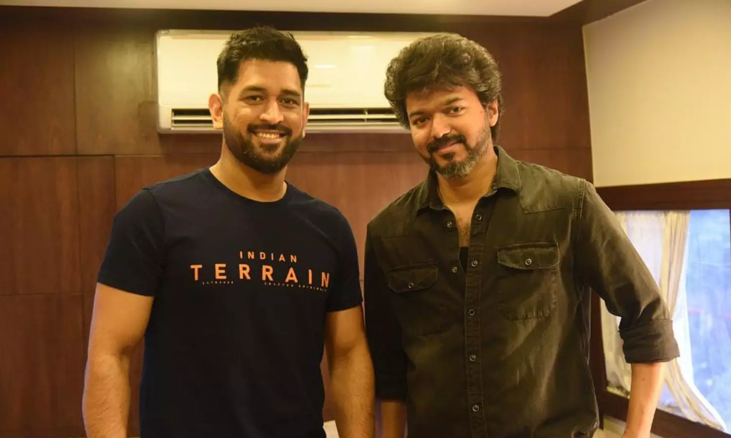 ധോണി-വിജയ് കൂടിക്കാഴ്ച ആഘോഷമാക്കി ആരാധകര് ധോണി-വിജയ് കൂടിക്കാഴ്ച ആഘോഷമാക്കി ആരാധകര്