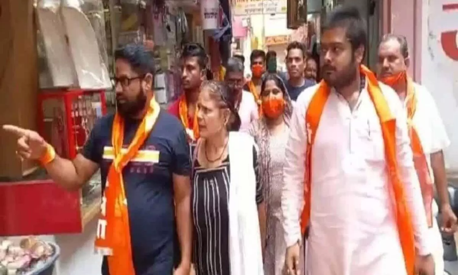 ഹിന്ദു സ്ത്രീകൾക്ക് മൈലാഞ്ചിയിടാൻ മുസ്ലിം യുവാക്കൾ പാടില്ല; വിദ്വേഷ പ്രചരണവുമായി ഹിന്ദുത്വ സംഘടന ഹിന്ദു സ്ത്രീകൾക്ക് മൈലാഞ്ചിയിടാൻ മുസ്ലിം യുവാക്കൾ പാടില്ല; വിദ്വേഷ പ്രചരണവുമായി ഹിന്ദുത്വ സംഘടന