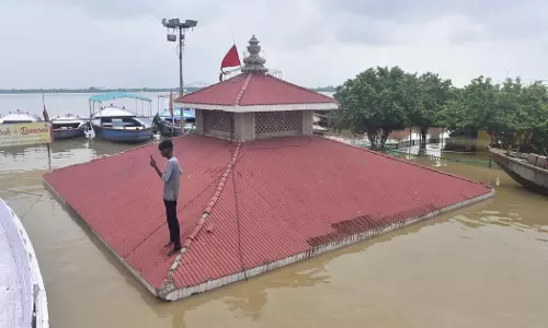 മോദിയുടെ സ്വപ്ന പദ്ധതികളെല്ലാം വെള്ളത്തിലാക്കി ഗംഗയിലെ ജലനിരപ്പ് ഉയര്‍ന്നു