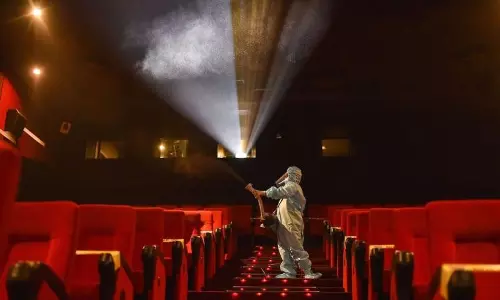 തിയേറ്ററുകൾ ഉടൻ തുറക്കില്ല, ഡിസംബര്‍ വരെയെങ്കിലും കാത്തിരിക്കണം- മന്ത്രി സജി ചെറിയാന്‍