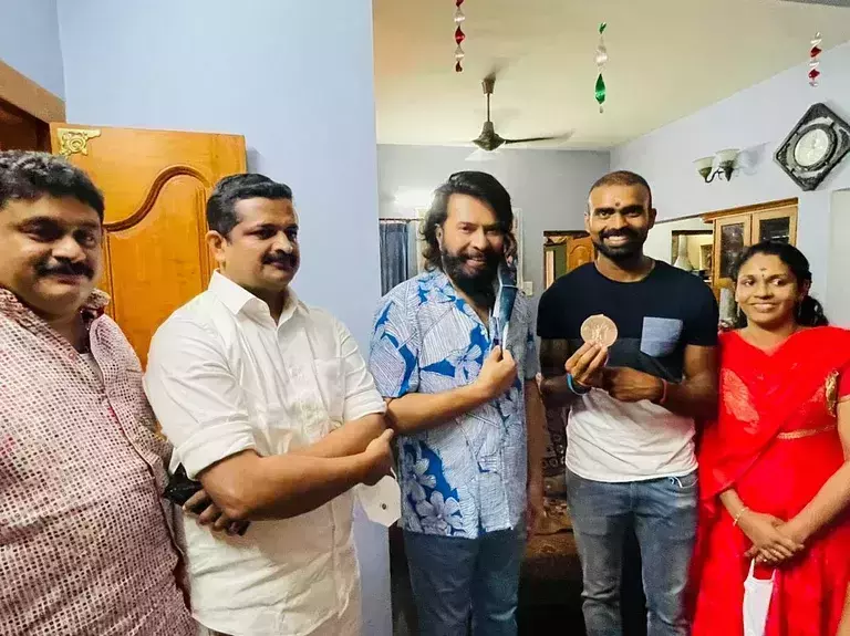 ഒളിംപിക് മെഡല് സ്വീകരിച്ചപ്പോള് ഇങ്ങനെ കൈ വിറച്ചിട്ടില്ല പി.ആര് ശ്രീജേഷിനെ വീട്ടിലെത്തി അഭിനന്ദിച്ച് മമ്മൂട്ടി ഒളിംപിക് മെഡല് സ്വീകരിച്ചപ്പോള് ഇങ്ങനെ കൈ വിറച്ചിട്ടില്ല പി.ആര് ശ്രീജേഷിനെ വീട്ടിലെത്തി അഭിനന്ദിച്ച് മമ്മൂട്ടി