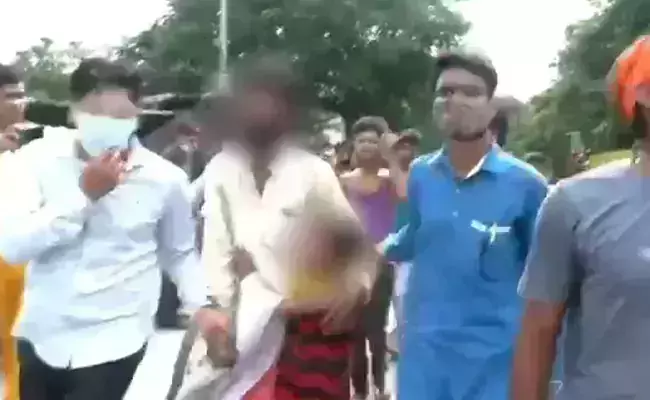 ജയ് ശ്രീറാം വിളിപ്പിക്കാന് ശ്രമം; മകളുടെ മുന്നിലിട്ട് യുവാവിനെ ക്രൂരമായി മര്ദിച്ചു ജയ് ശ്രീറാം വിളിപ്പിക്കാന് ശ്രമം; മകളുടെ മുന്നിലിട്ട് യുവാവിനെ ക്രൂരമായി മര്ദിച്ചു